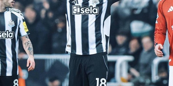 纽卡斯尔2比1绝杀曼联，十人取胜强队很神奇，主帅应变完胜卡里克